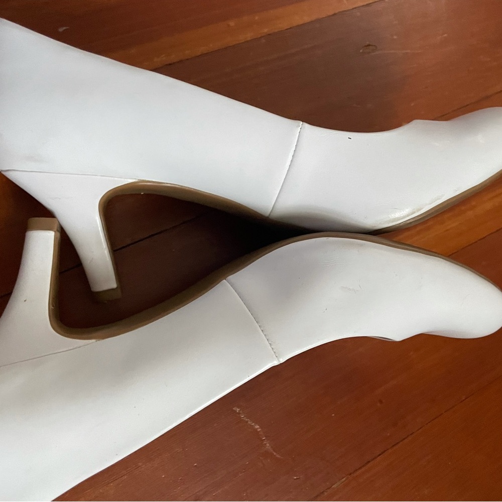 Never wore little scratch on the left side otherwise in excellent condition